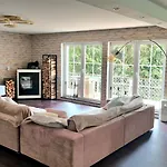 Exclusives Waldhaus Zum Gechillten Hirsch - Komplett *